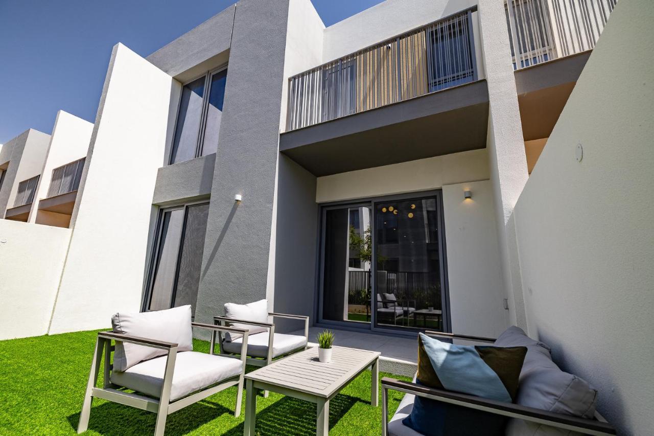 Exclusive Spacious I Garden I Maid * Dubai